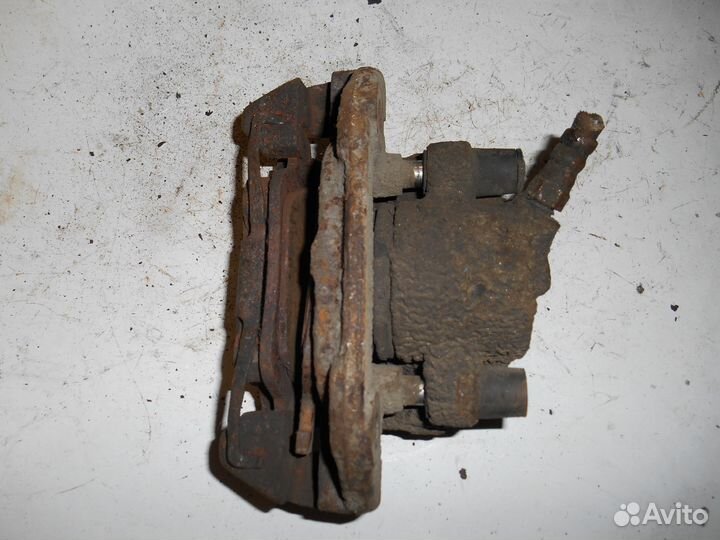 Передний правый суппорт BMW E36 бмв Е36