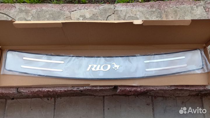 Хромированная накладка на задний бампер Kia Rio 2