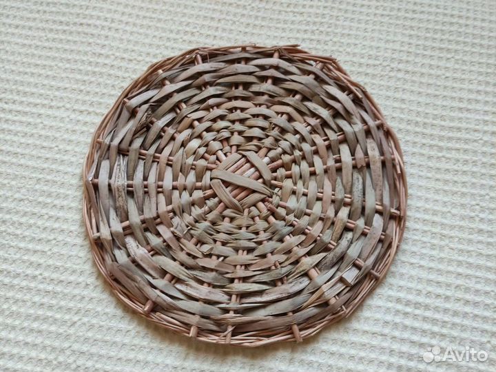 Круглое плетёное панно и клубочки