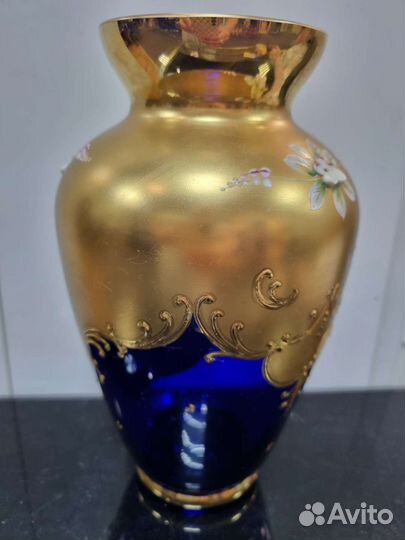 Ваза с лепным декором в виде цветов, цветно