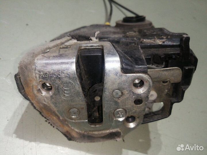 Замок двери задний левый Toyota Corolla E150