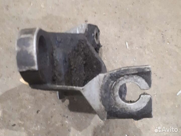 Правый кронштейн АКПП ауди а6 с4