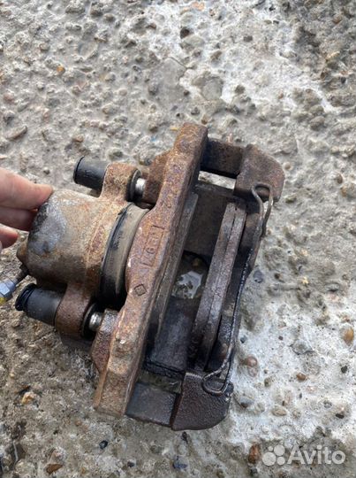 Форд Фиеста передние суппорта- тормозные цилиндры