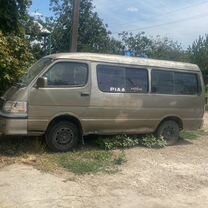 Toyota Hiace 2.4 MT, 2004, битый, 350 000 км, с пробегом, цена 100 000 руб.