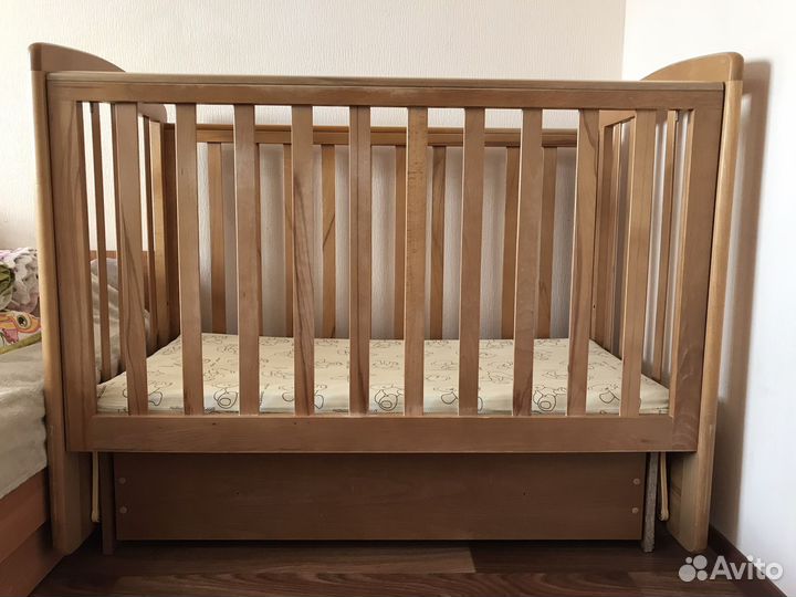 Детская кроватка с маятником