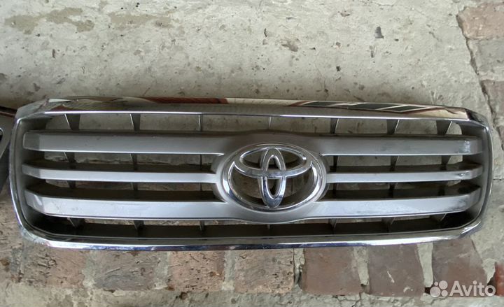Продам решетку радиатора с toyota land cruiser 100