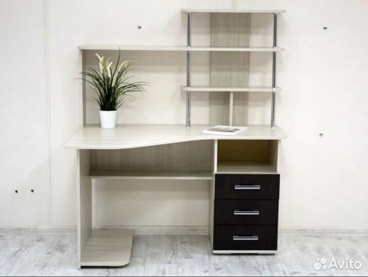 Компьютерный стол угловой с полками