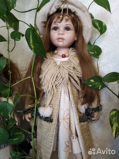 Кукла фарфоровая