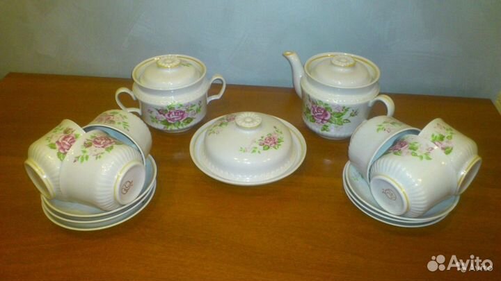 Продам фарфоровый чайный сервиз