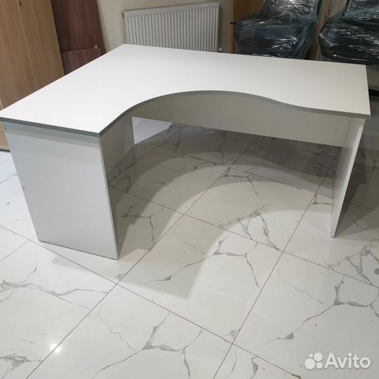 Угловой стол в офис