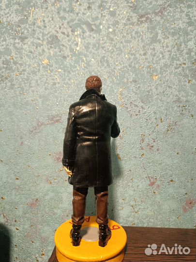 Настольная фигурка