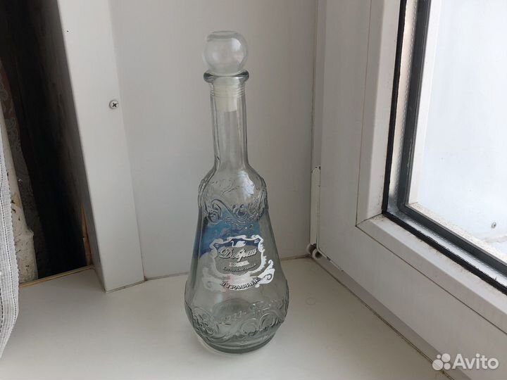 Стеклянная бутылка с крышкой из под водки 500мл