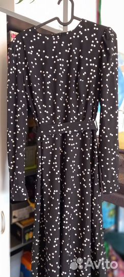Платье приталенное в горошек