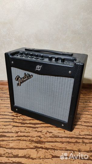 Гитарный комбик Fender Mustang I v1