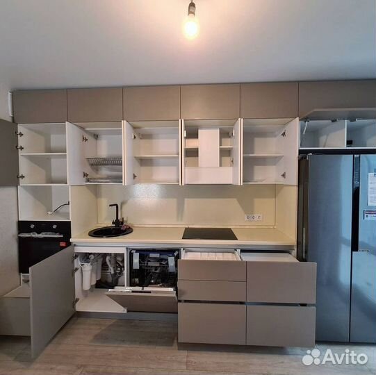 Кухня прямая до потолка