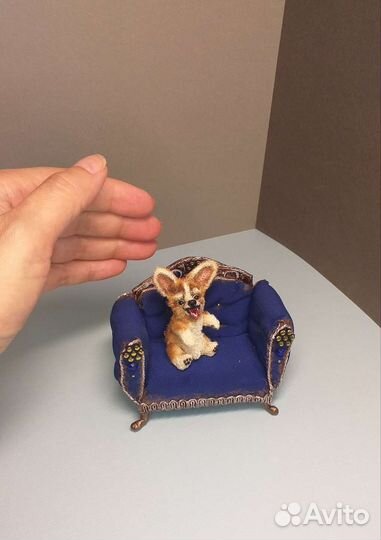 Игрушка Корги на диване