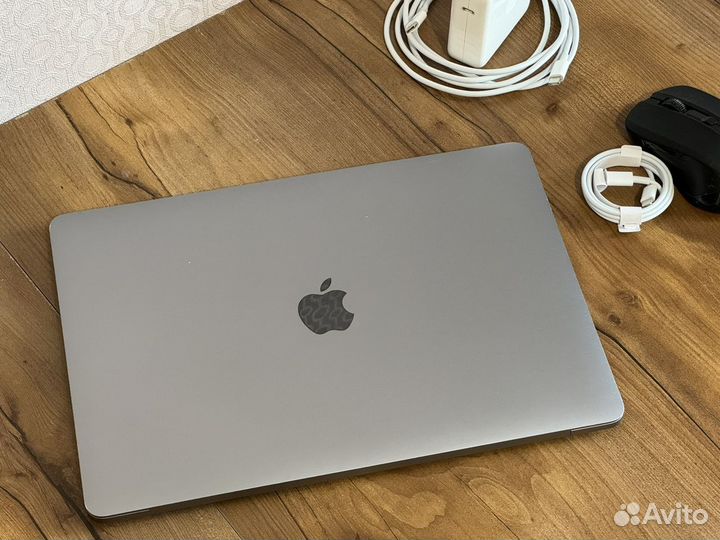 MacBook Pro 13 Core i5 16GB 1TB SSD 2022