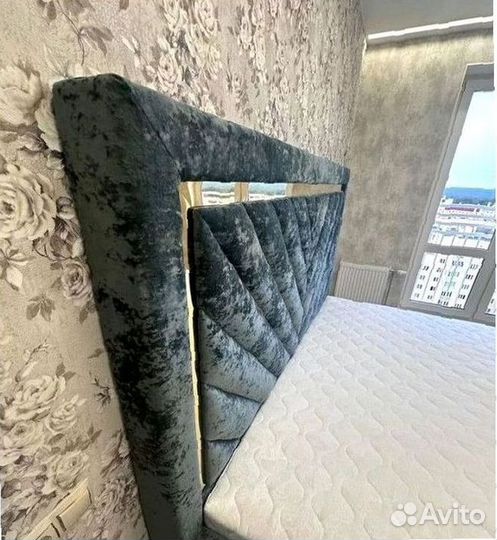 Двуспальная кровать с мягким изголовьем