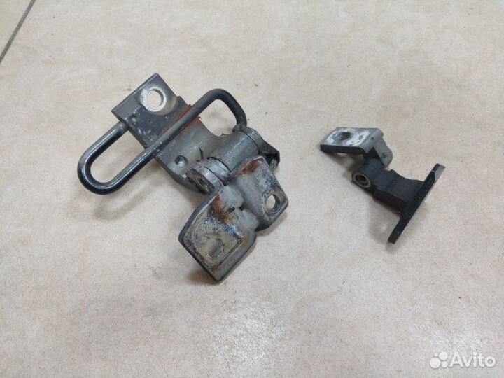 Петля двери задняя правая Volkswagen Passat B6 1.9