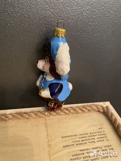 Ёлочная игрушка «собака-мушкетер»