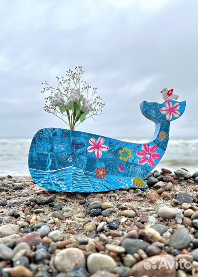 Кит веселый с птичкой