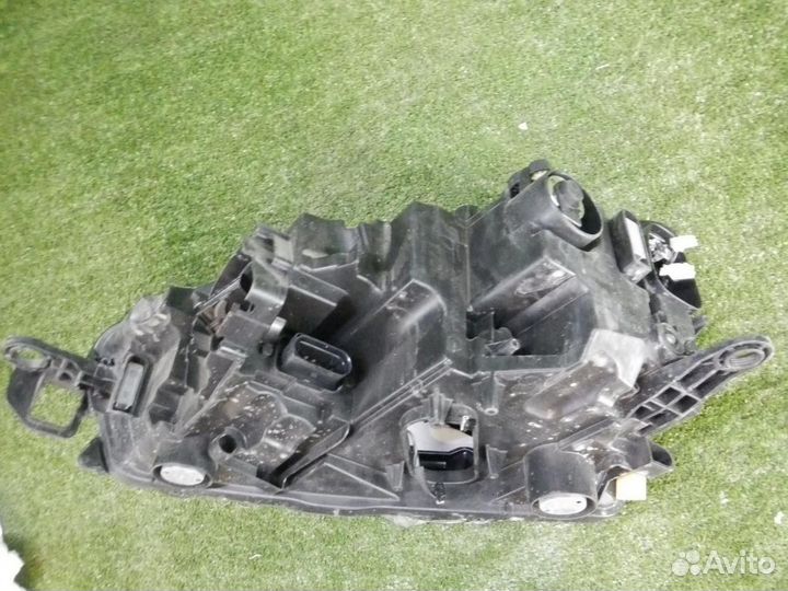 Фара правая Skoda Rapid