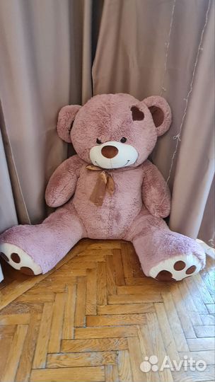 Большой плюшевый медведь