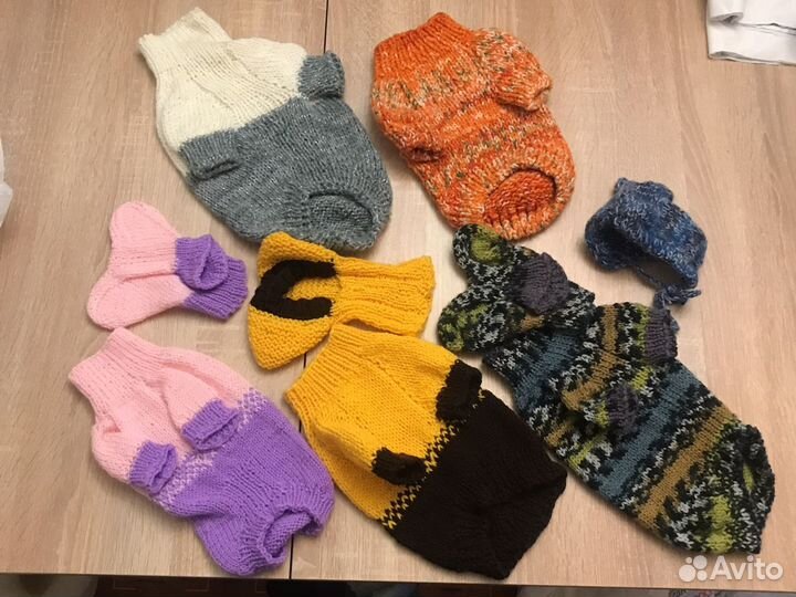 Вязаная кофта с воротником и шапка для собак