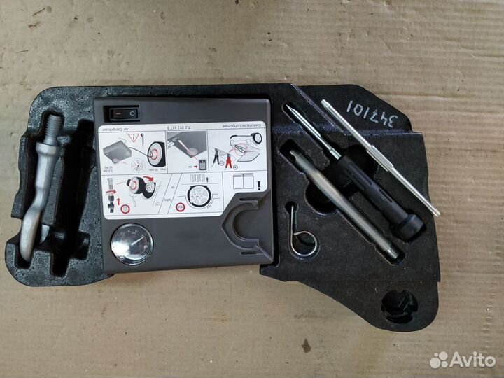 Набор инструментов (аварийный) VW Touareg II (NF)