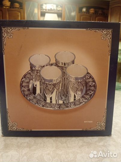 Набор для вина: 4 бокала на подносе