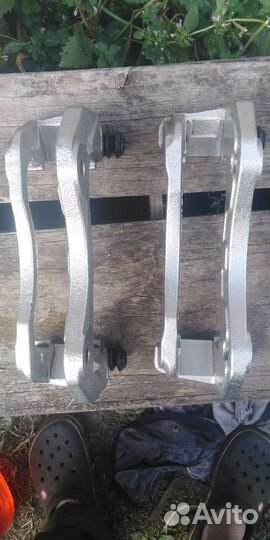 Скобы суппорта передние