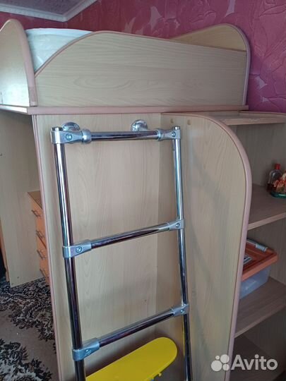 Детская кровать чердак со столом и шкафом