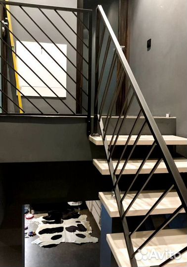 Лестница на металлокаркасе закрытого типа