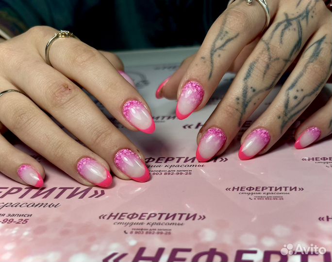 Мастер маникюра в студии красоты 