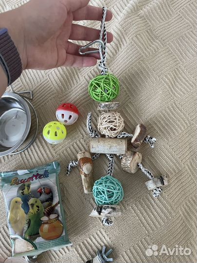 Игрушки, кормушка, жердочки, копошилка для попугая