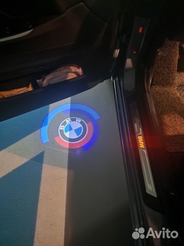 Подсветка дверей с логотипом на асфальт BMW 5 E39