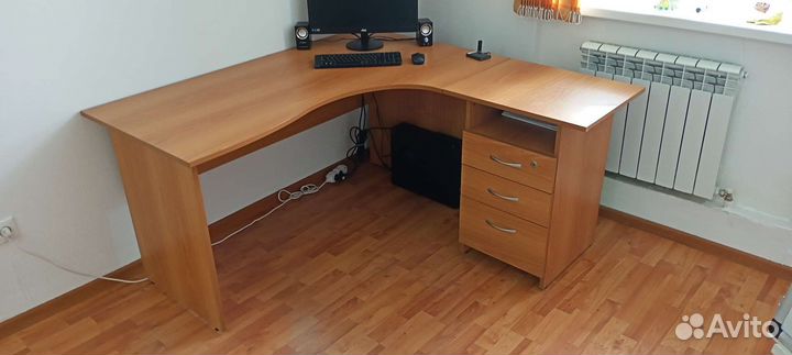 Офисный стол (компьютерный)