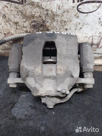 Суппорт передний правый Kia Rio G4FC 2013