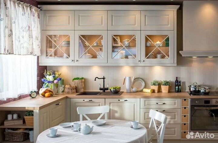 Угловая кухня на заказ в пастельных цветах