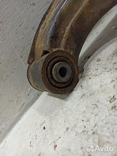 Рычаг задний верхний правый 555011LB0A