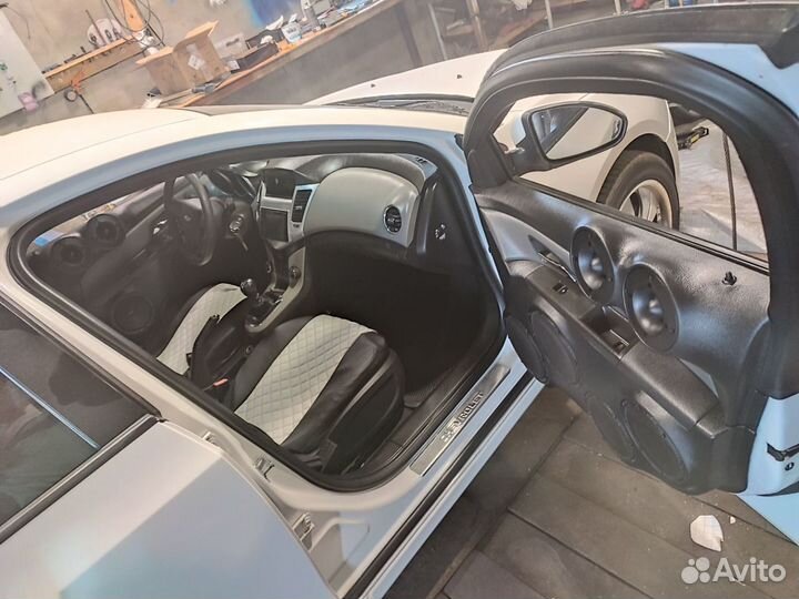 Установка магнитол автозвука динамиков