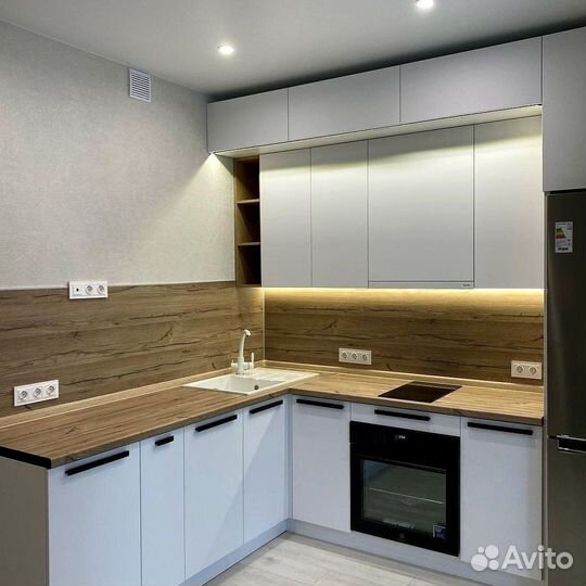 Угловая в потолок кухня на заказ