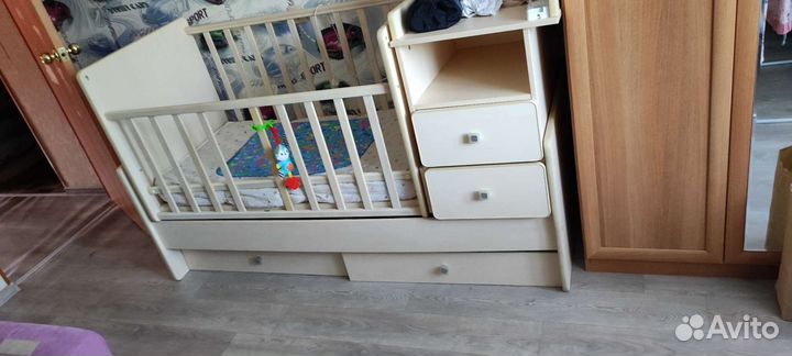 Детская кроватка и пеленальный комод