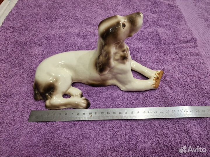 Фарфоровая статуэтка собака