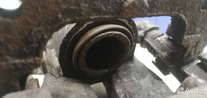 Суппорт задний правый Avensis II 2003-2008