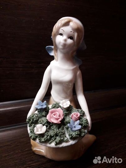 Фарфоровая фигурка девочки с цветами