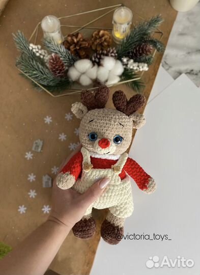 Новогодний олень вязанный