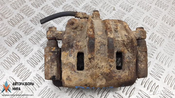 Суппорт передний правый Kia Sorento 2004