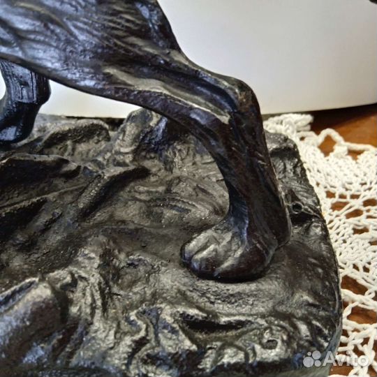 Чугунная статуэтка Собака Куса