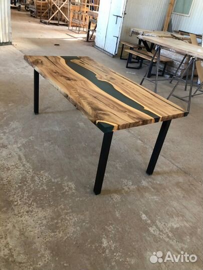 Стол из эпоксидной смолы река